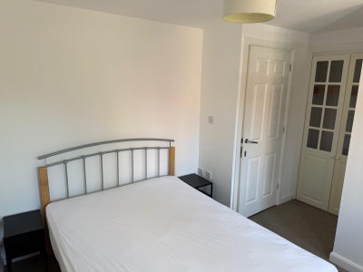 Modern Newly Decorated En-suite room Main Photo