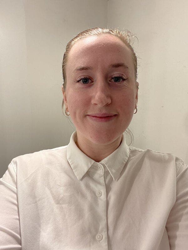 I am a professional female aged 31. I am look... Main Photo