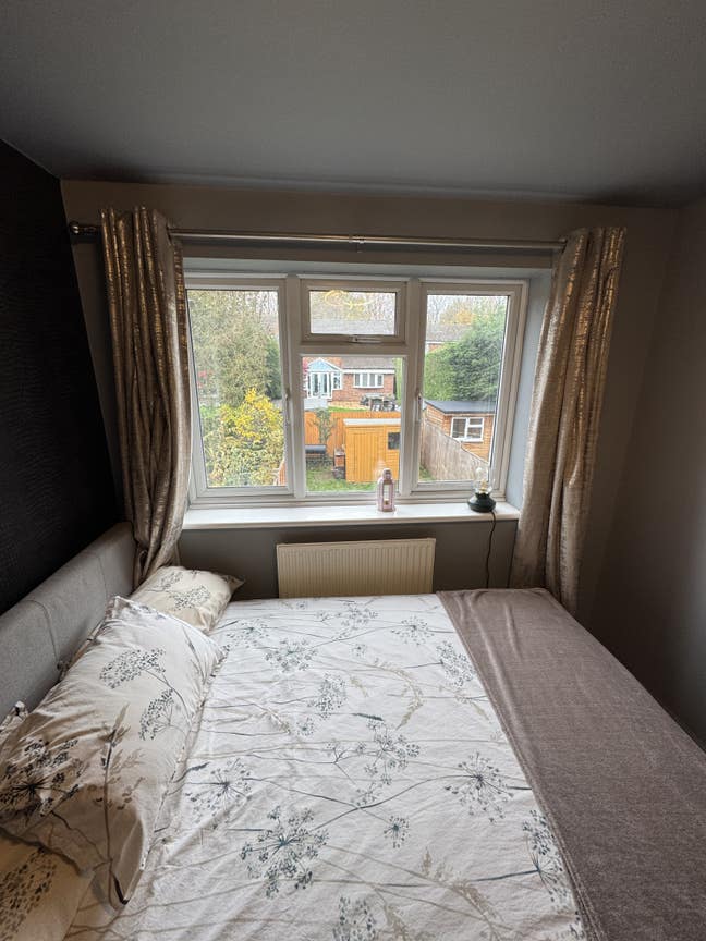 Lovely Double room in quiet house woodhall farm Main Photo