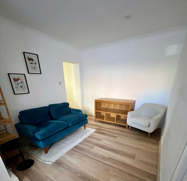 Short let 1bd flat near Surbiton station.  Main Photo