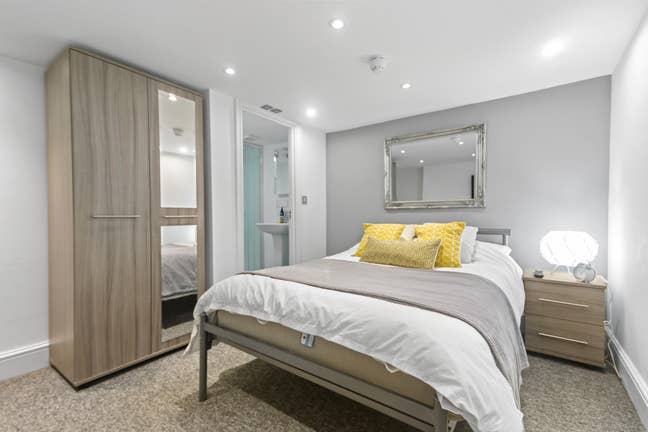 Double en suite near Council offices & Heineken Main Photo