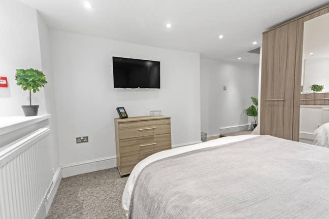 Double en suite near Council offices & Heineken Main Photo