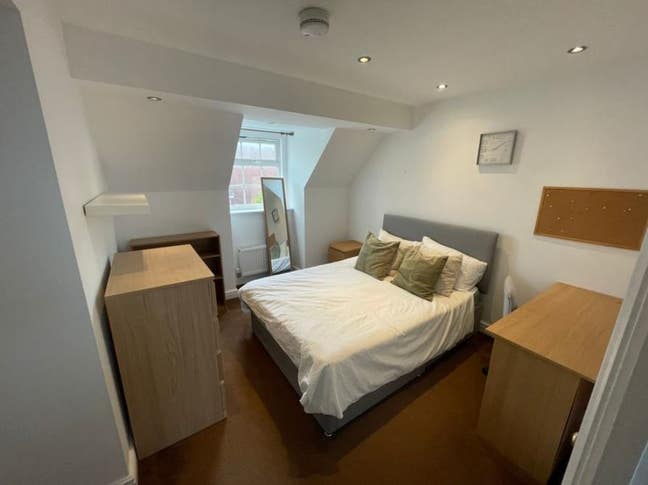 En-suite Room NR5 Available NOW (8CAD-J) Main Photo