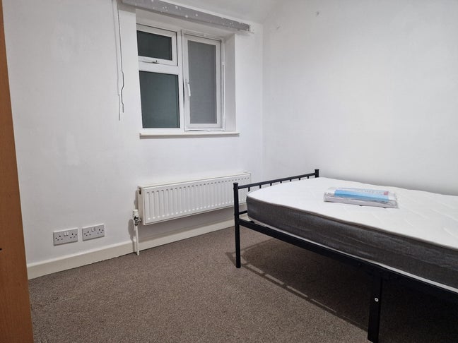 Room Available in Friendly 5‑Bed House Share Main Photo
