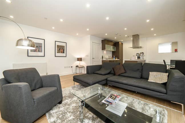 Walk from Aldgate - 2Bed 2Bath - Gym - Concierge Main Photo