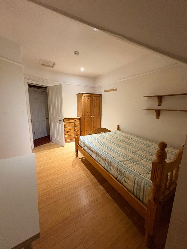 Professional person required for sociable house Main Photo