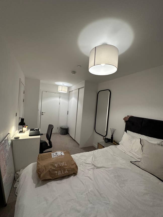 Looking for a flatmate to move in ASAP Main Photo