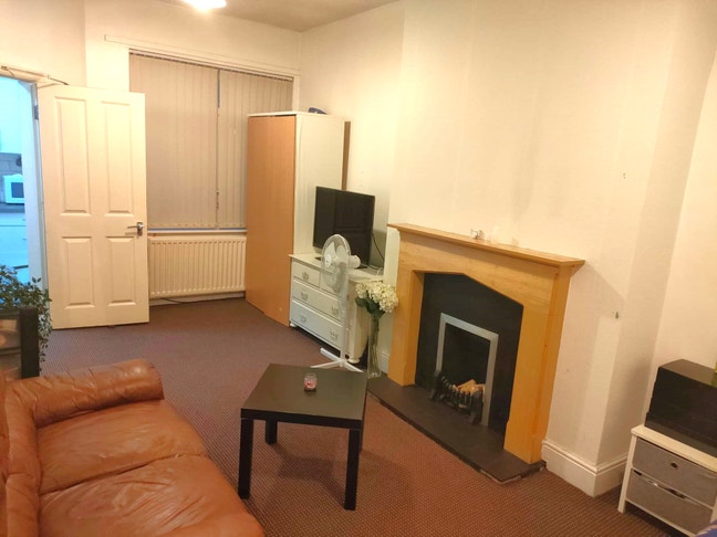 Studio Flat to Rent in Roundhay LS8** Main Photo