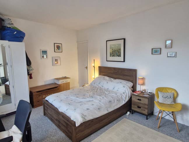 Large bright Master Room - en-suite   Main Photo