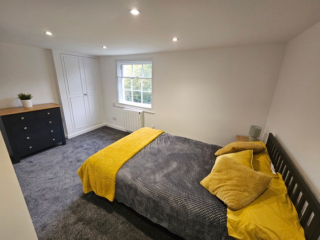 Stylish double ensuite room with allocated parking Main Photo