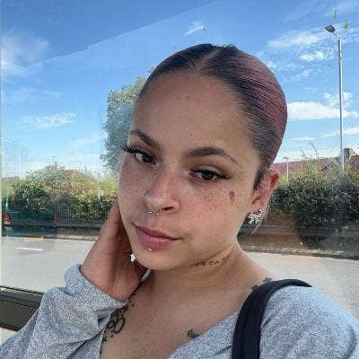 25 year old Female seeks a single or double room Main Photo