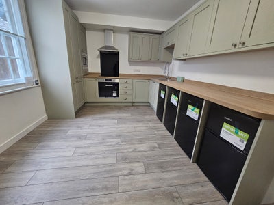 Stylish double ensuite room with allocated parking Main Photo