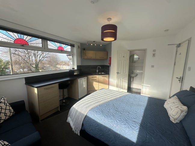 Studio Room with ensuite  - Kitchenette included Main Photo