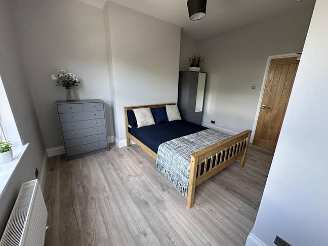 Spacious Double Room in Hyde Park Main Photo