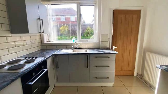 Available - Superking Room in Bolton Main Photo