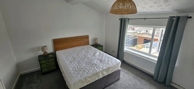 2 rooms available in furnished clean/tidy house  Main Photo