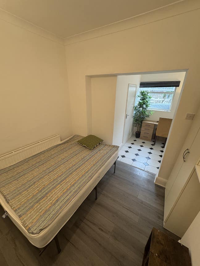 Cheap and spacious double rooms in Tooting Broad.  Main Photo
