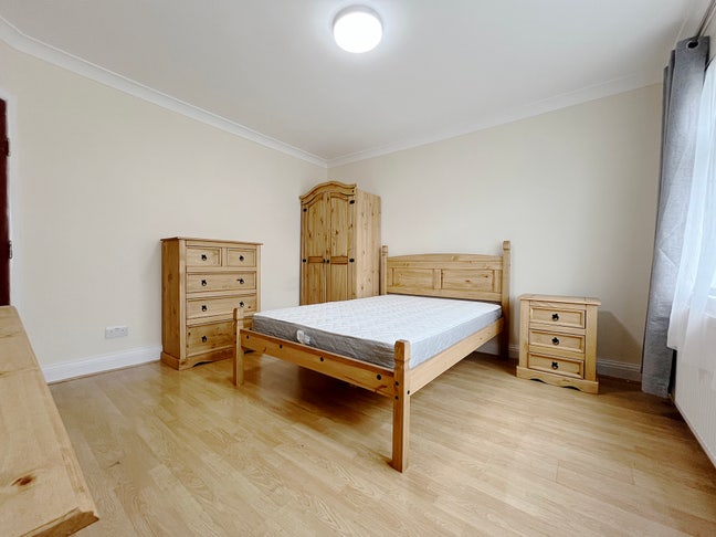 Double Room 10-15 Mins Walk to Hounslow West Main Photo