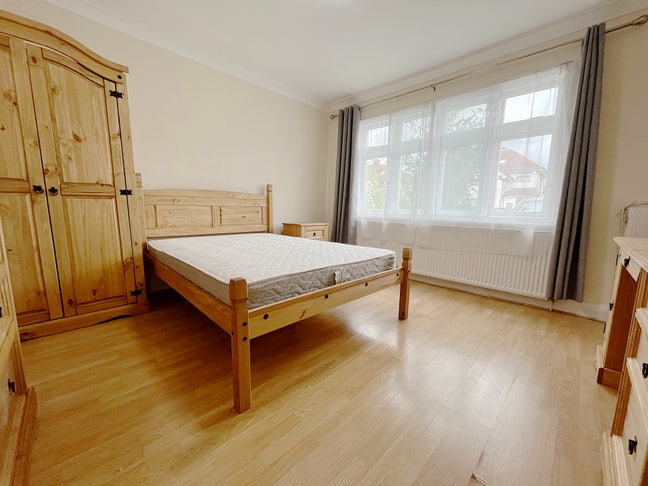 Single Room 10-15Mins Walk to Hounslow West Tube Main Photo