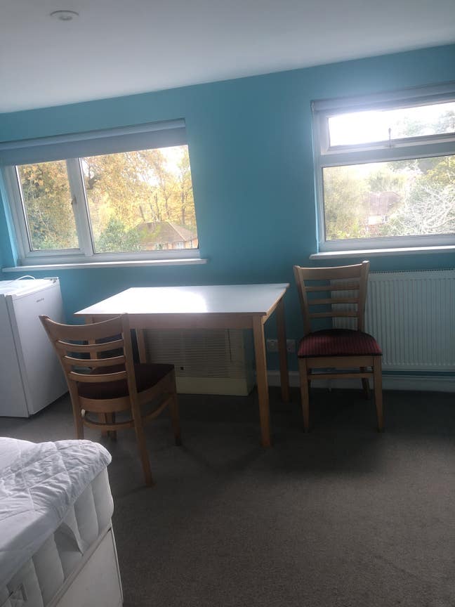 Nice spacious  en-suite room in St.Johns Woking. Main Photo