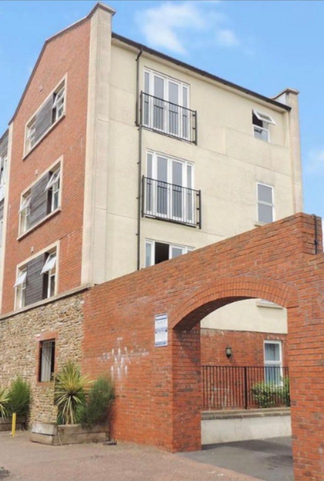 Spacious Two Bedroom Flat w/ off road parking Main Photo