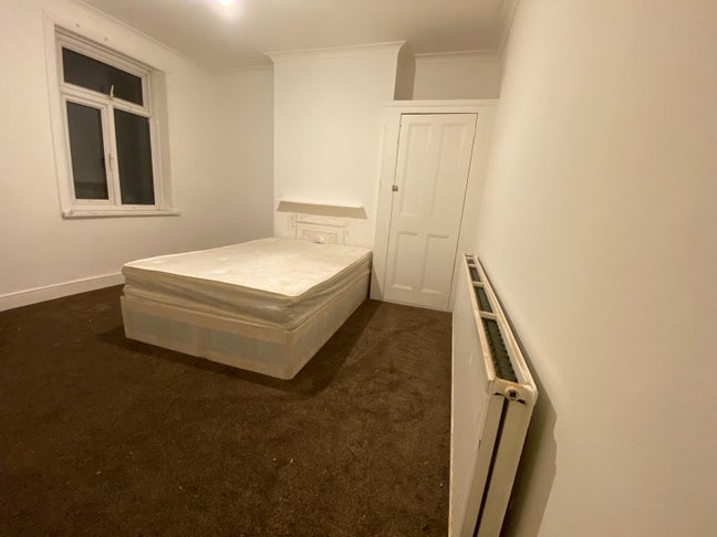 Furnished Double Room IG1 4TT Main Photo