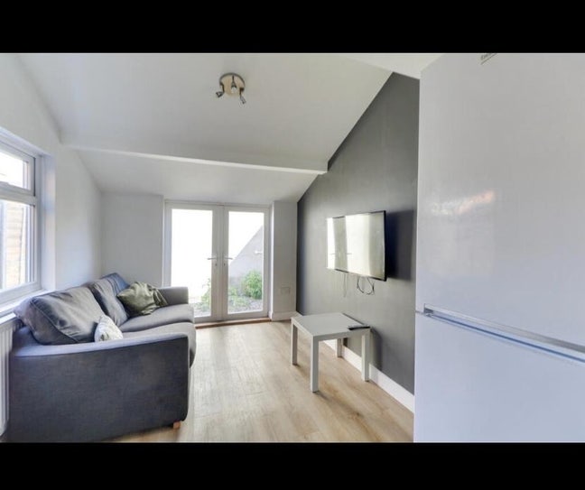 Rooms available in po4  and po1  Main Photo