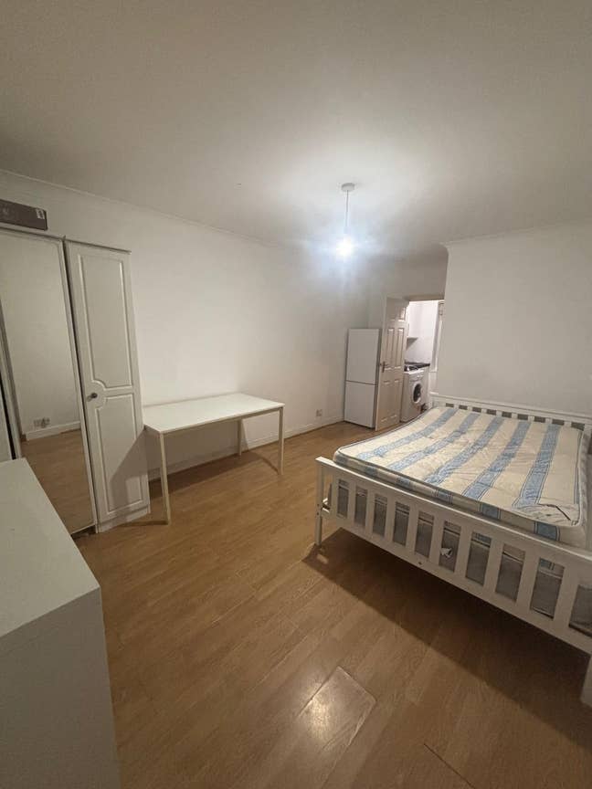 Spacious studio flat, bills included Main Photo