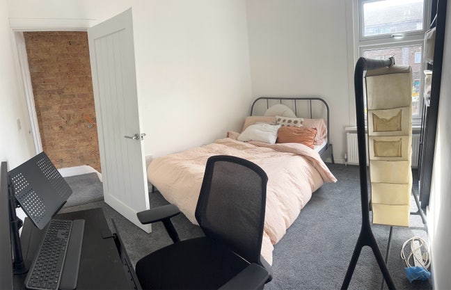 Double room available in Forest Gate townhouse Main Photo