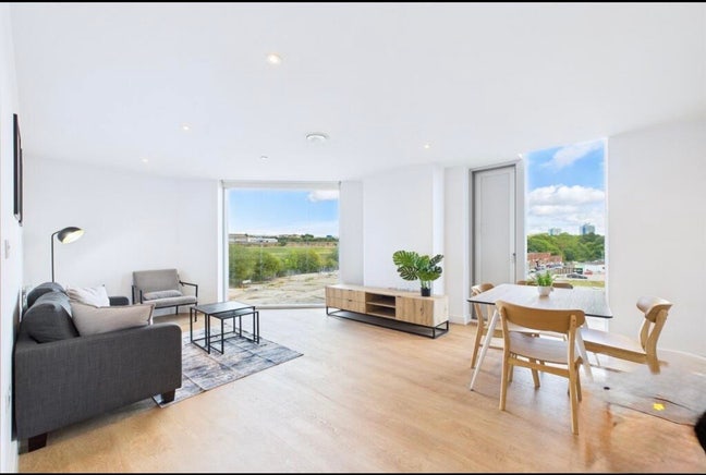 Large Double Room with Private Bathroom Main Photo