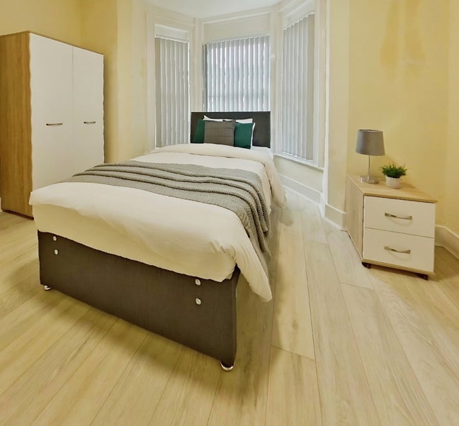 Large En-Suite Wirral Rooms Main Photo