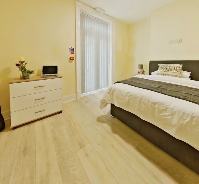Large En-Suite Wirral Rooms Main Photo