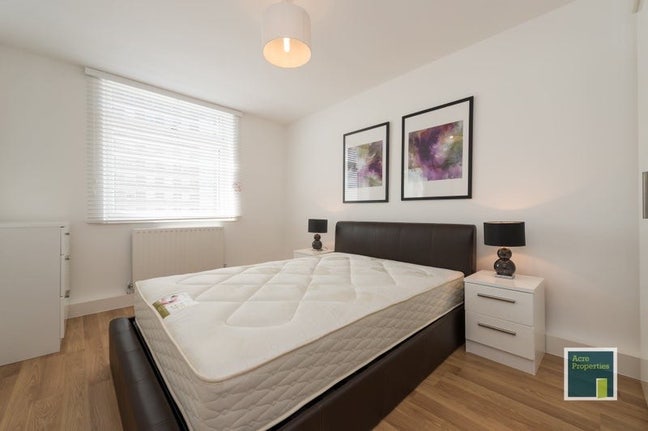 Bright profshare. 2mins to central line. ALL inc. Main Photo