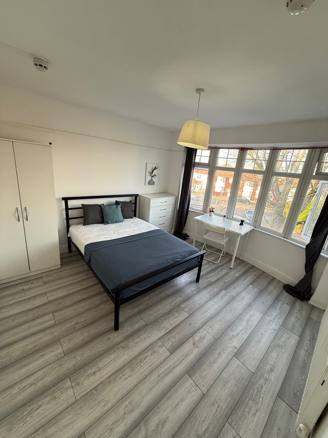 Spacious Double Room Walking Distance to Station Main Photo