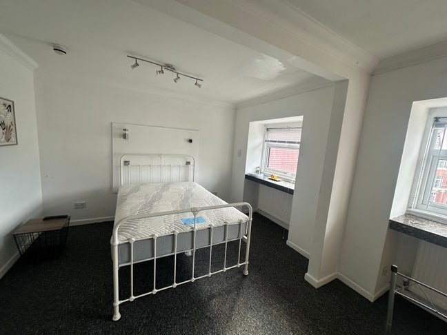 No Deposits. Choice of en-suite double rooms  Main Photo