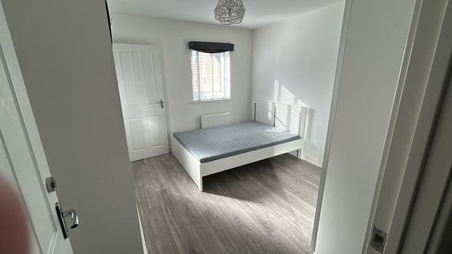Double Bedroom (en-suite) near Aldi, Bus & C2C Main Photo