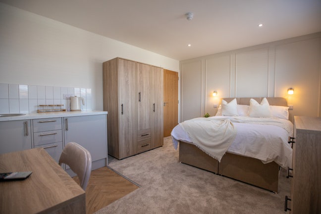 BrandNew SoundProofed Ensuite/Kitchenette Rooms! Main Photo