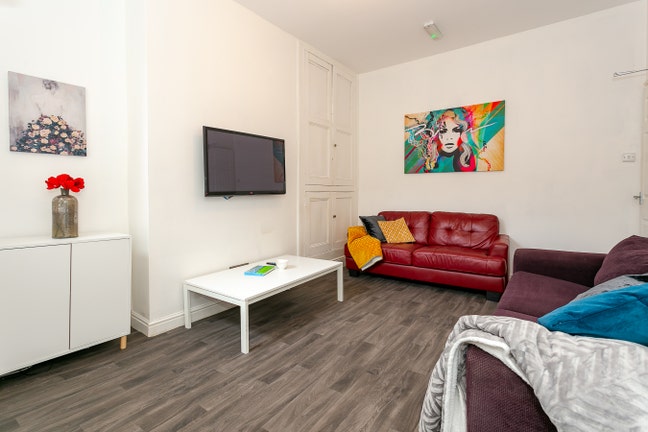 Lovely double room in Victorian town centre house Main Photo