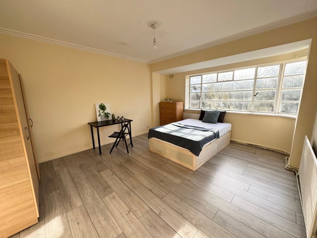 Spacious Double Room Walking Distance to Station Main Photo