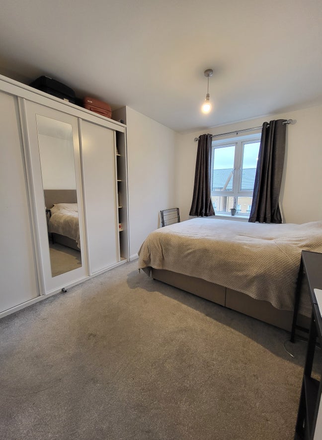 Ensuite Room with Parking, 5/10min walk to station Main Photo