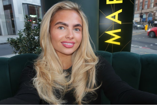 Im a 22 year old hairdresser.  I work Tuesday... Main Photo