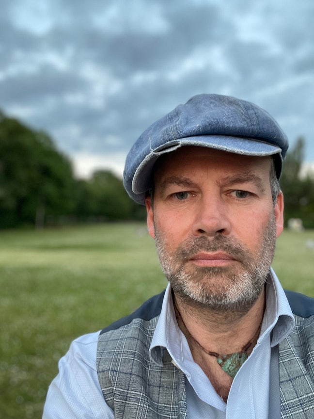 Guy's looking for a place :) Main Photo