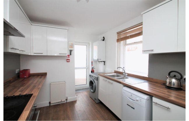 Spare Room in an All Girls House Heaton Main Photo