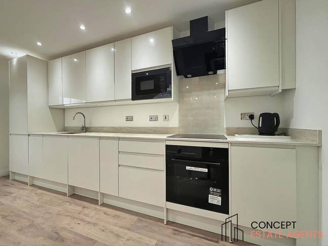 Newly Renovated 3 Bed in Wimbledon Chase, SW20 Main Photo