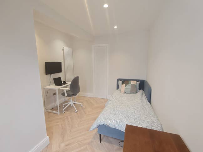 Spacious and bright room available in SE3 Main Photo
