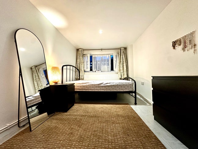 Beautiful Double Room-12 mins walk to Canary Wharf Main Photo