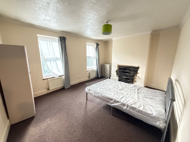 Available Now Rooms or Whole House Main Photo