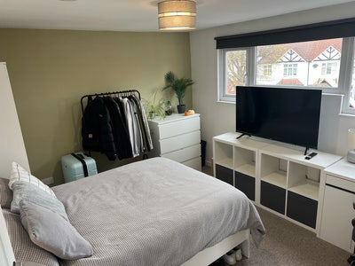 Spacious, top floor double en-suite bedroom. Main Photo