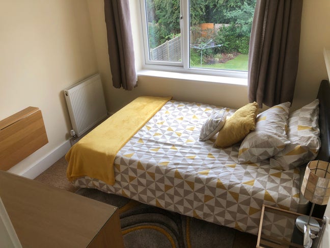 Fantastic Double Room to let in Horley Main Photo