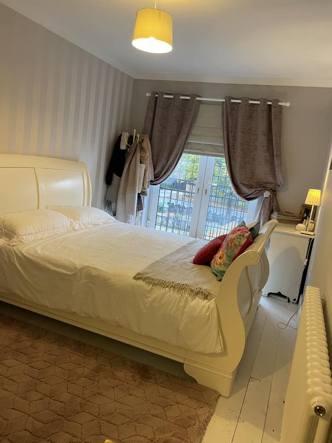 Extra large king size room with private bathroom Main Photo